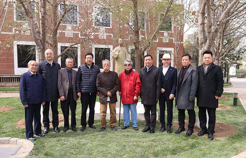 與會(huì)嘉賓同魯迅新塑像合影留念