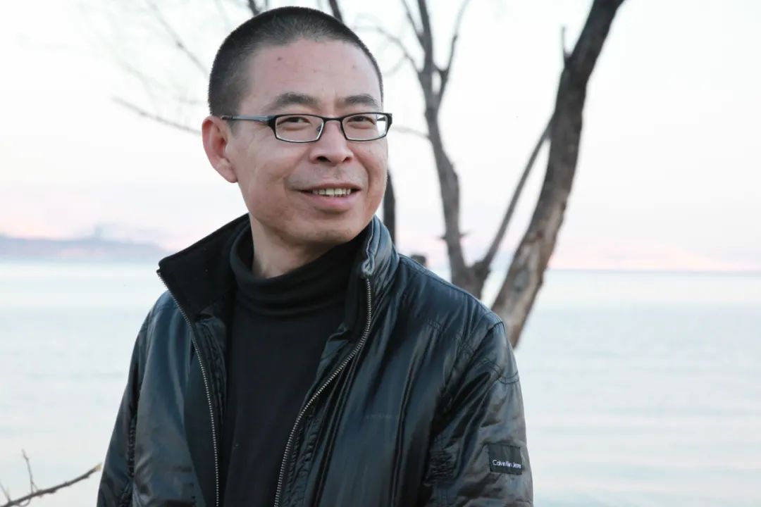 李亞偉，1963年出生于重慶市酉陽縣。創(chuàng)作過《男人的詩》《醉酒的詩》《空虛的詩》《航海志》《野馬與塵埃》《河西走廊抒情》等長詩和組詩，出版有詩集《豪豬的詩篇》《紅色歲月》《酒中的窗戶》《我在雙魚座上給你寫信》以及文論集《詩歌與先鋒》、文化隨筆《人間宋詞》等；獲第四屆華語文學(xué)傳媒2005年度詩人獎、第一屆魯迅文化獎年度詩歌獎、首屆屈原詩歌金獎等。