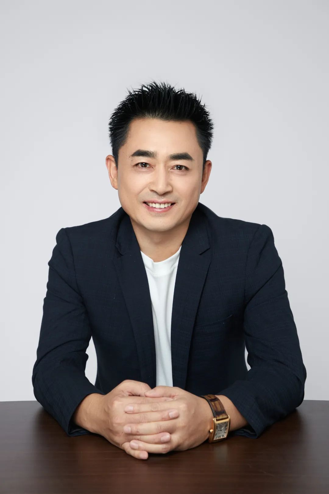 王峰，中國作家協(xié)會會員，中國詩歌學(xué)會會員?，F(xiàn)為波音客機資深機長。曾獲第六屆泰山文藝獎，第二屆艾青詩歌獎。詩作發(fā)表于《人民文學(xué)》《詩刊》《十月》《作品》《詩歌月刊》《星星》《草堂》《鐘山》。出版詩集《三萬英尺》《睡在溪邊的魚》《天際線》《下垂的時間》。