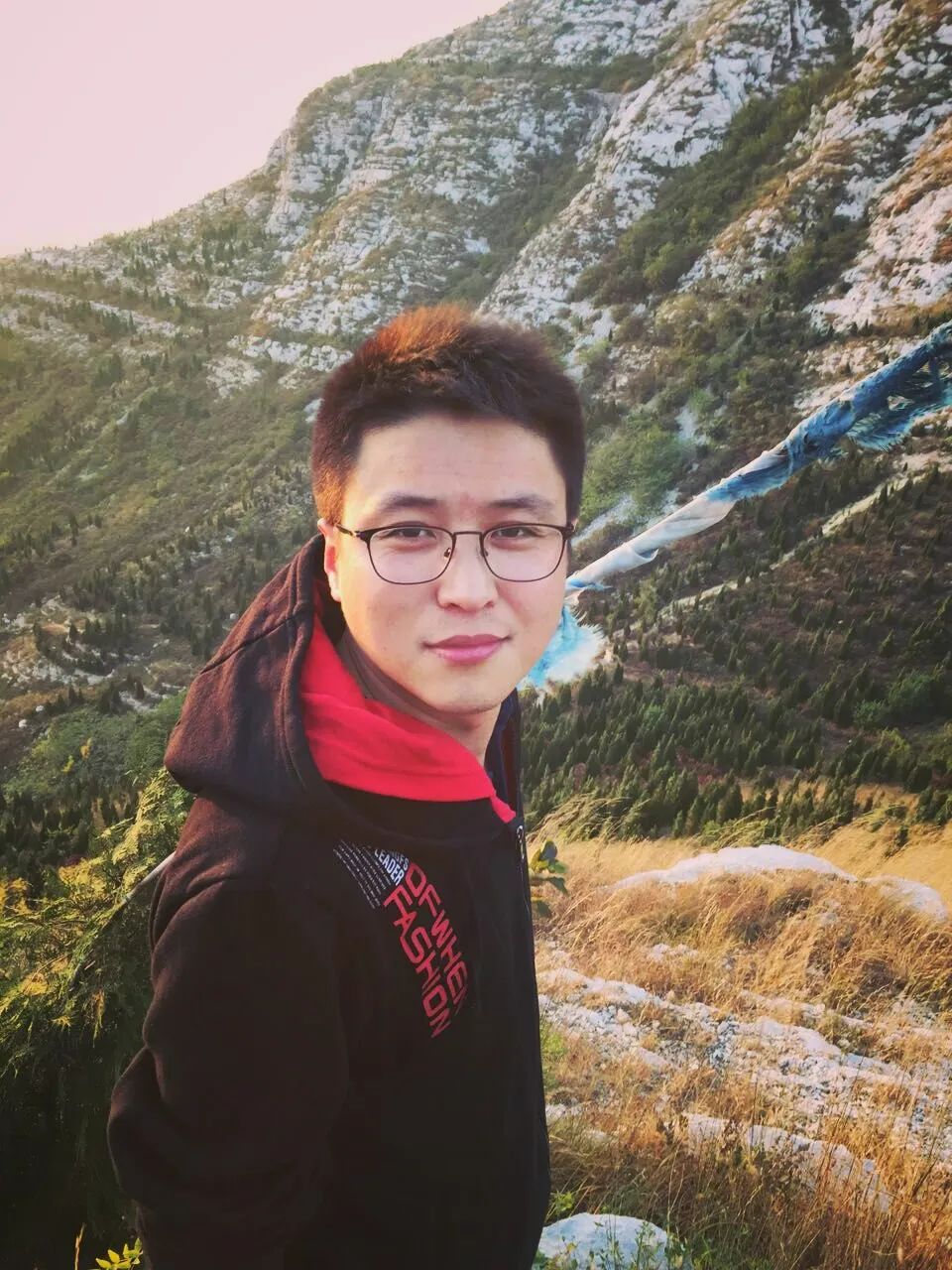 王二冬，男，1990年生于山東無棣，現(xiàn)居北京，快遞行業(yè)從業(yè)者。中國作家協(xié)會會員、新工業(yè)詩歌代表詩人、山東省作協(xié)簽約作家。參加《詩刊》社第36屆青春詩會、首屆國際青春詩會，著有詩集《東河西營》《快遞中國》等三部。