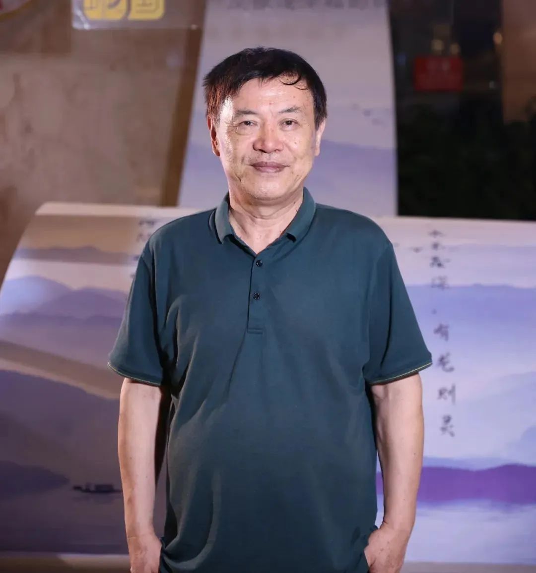 陸健，中國傳媒大學(xué)教授，中國詩歌學(xué)會常務(wù)理事。20世紀80年代初開始發(fā)表作品，先后創(chuàng)作發(fā)表詩歌、散文、評論等作品近千件，出版《窗戶嘹亮的聲音》《名城之門》等詩集與文藝評論集近30部，逐步形成了“紀實性詩歌”的寫作風(fēng)格。