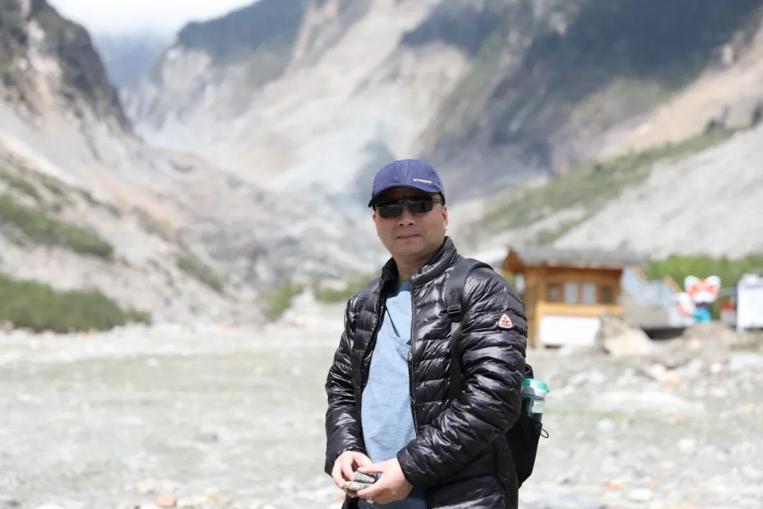 俞敏，筆名肅其羽，浙江杭州人?，F(xiàn)為浙江省杭州市市場監(jiān)管局二級巡視員。八十年代中期開始寫詩?，F(xiàn)為浙江省作協(xié)會員、中國詩歌學(xué)會會員。有作品刊發(fā)在《詩刊》《星星》《詩選刊》《詩歌月刋》《綠風(fēng)》《詩林》《詩潮》等。出版?zhèn)€人詩集《隱匿的星辰》《越過山頂?shù)奶枴贰堵愤^不確定的時間》三部。曾獲第八屆李白杯全國詩歌大賽三等獎等獎項。