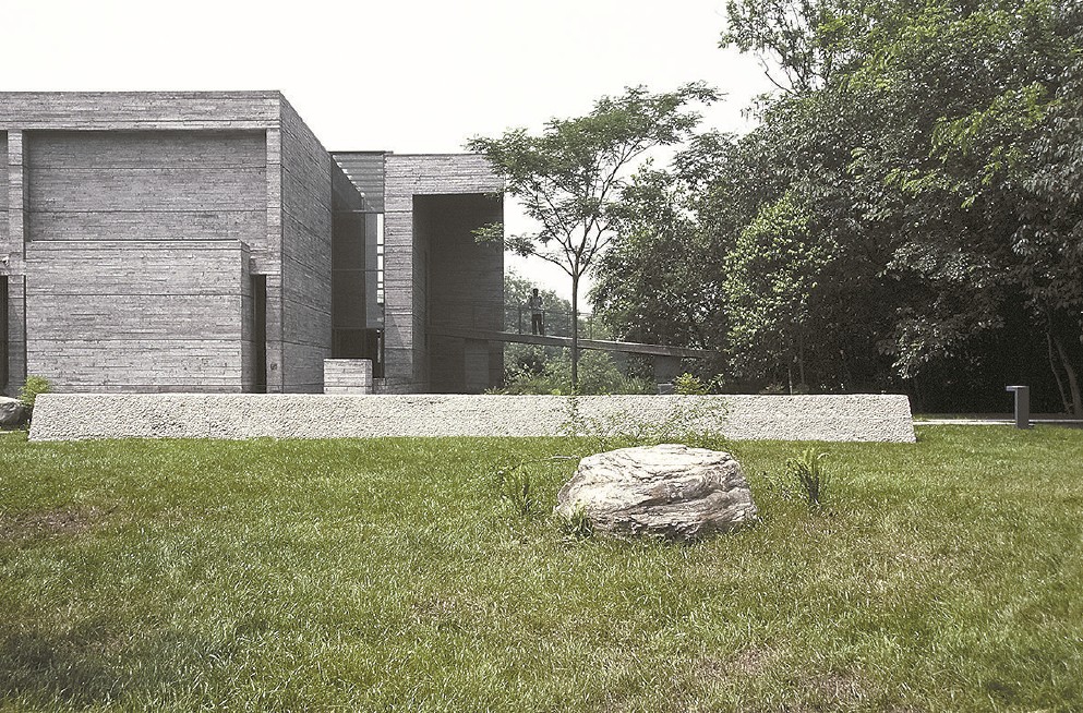 鹿野苑石刻藝術(shù)博物館清水混凝土墻的在地處理技藝，不僅成為“低技策略”的具體運用，更構(gòu)成了2000年初期國內(nèi)建筑學界關(guān)于“建構(gòu)”理論之爭鳴的重要個案。（攝影：畢克儉）