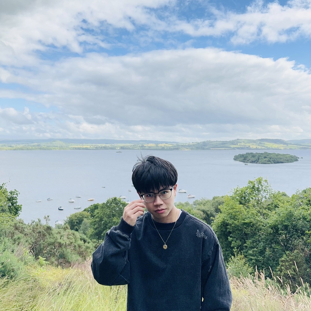 周于旸，1996年生，江蘇蘇州人，已出版小說(shuō)集《馬孔多在下雨》《招搖過?！贰Ｓ凶髌钒l(fā)表于《人民文學(xué)》《十月》《北京文學(xué)》《小說(shuō)界》等刊物，有作品入選收獲文學(xué)榜、城市文學(xué)排行榜，曾獲“鐘山之星”文學(xué)獎(jiǎng)，小說(shuō)集《馬孔多在下雨》入圍第五屆寶珀理想國(guó)文學(xué)獎(jiǎng)決選名單。