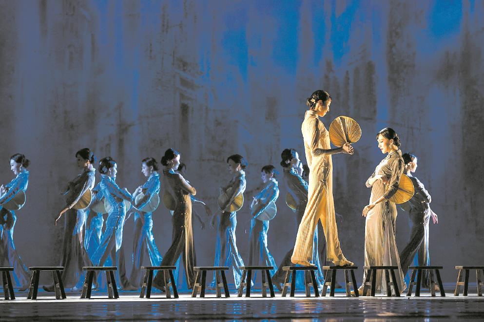 現(xiàn)象級舞劇《永不消逝的電波》的刪改提高版讓現(xiàn)場觀眾熱血沸騰。圖為該劇劇照。