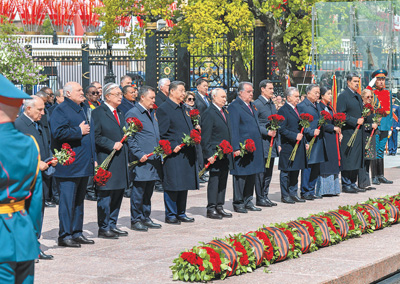 當(dāng)?shù)貢r(shí)間5月9日，俄羅斯舉行盛大慶典，紀(jì)念蘇聯(lián)偉大衛(wèi)國(guó)戰(zhàn)爭(zhēng)勝利80周年。國(guó)家主席習(xí)近平和來(lái)自世界20多個(gè)國(guó)家及國(guó)際組織領(lǐng)導(dǎo)人應(yīng)邀出席慶典。慶典結(jié)束后，習(xí)近平同其他國(guó)家領(lǐng)導(dǎo)人一起從紅場(chǎng)來(lái)到亞歷山大花園，向無(wú)名烈士墓獻(xiàn)花，并肅立默哀。    新華社記者??翟健嵐攝