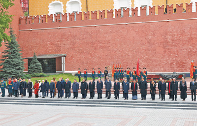 當(dāng)?shù)貢r(shí)間五月九日，俄羅斯舉行盛大慶典，紀(jì)念蘇聯(lián)偉大衛(wèi)國(guó)戰(zhàn)爭(zhēng)勝利八十周年。國(guó)家主席習(xí)近平和來(lái)自世界二十多個(gè)國(guó)家及國(guó)際組織領(lǐng)導(dǎo)人應(yīng)邀出席慶典。慶典結(jié)束后，各國(guó)領(lǐng)導(dǎo)人集體合影留念。    新華社記者??黃敬文攝
