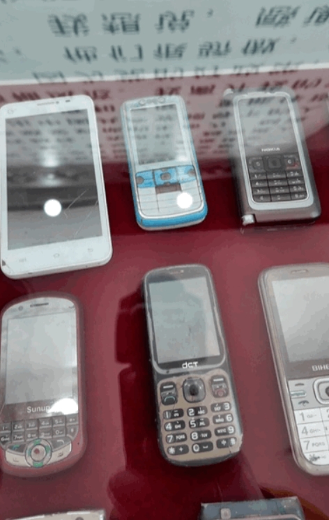 在紅寺堡區(qū)文化館馬慧娟工作室內(nèi)擺放著“拇指作家”馬慧娟曾用來寫作的所有手機