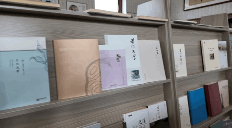 木蘭書院內(nèi)擺放著本土作家的作品