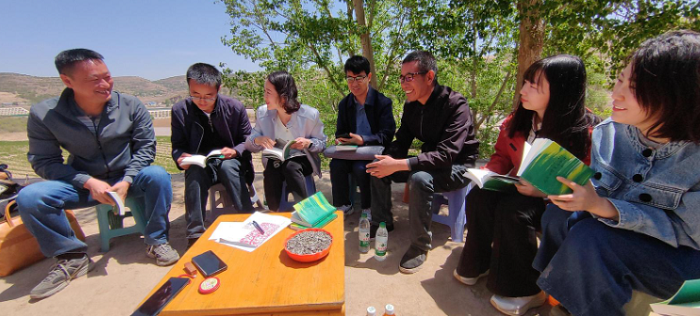 走進大山深處與詩人曹兵交流。