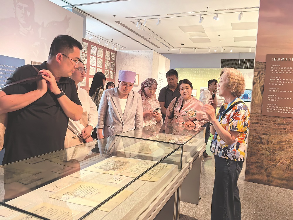 作家們?cè)谥袊F(xiàn)代文學(xué)館參觀“三紅一創(chuàng) 青山保林”紅色經(jīng)典展