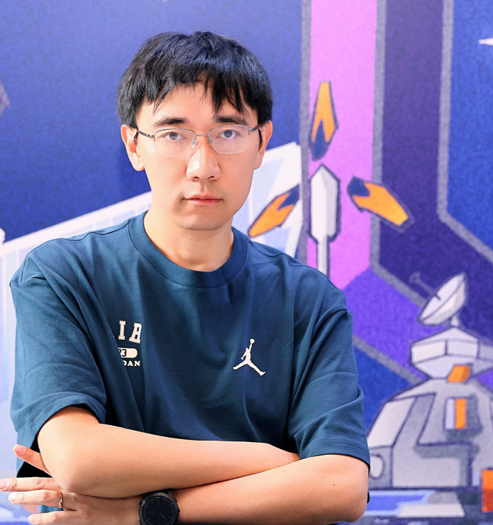 寶樹，科幻作家，浙江嘉興人，現(xiàn)任中國作家協(xié)會科幻專委會委員，中國科普作家協(xié)會常務理事等。著有《觀想之宙》《時間之墟》《七國銀河》等九部長篇小說及多部中短篇作品集。主編科幻選集《科幻中的中國歷史》《未來親子檔案》等。多部作品被譯為英、法、德、日等十余種外文出版。獲華語科幻星云獎、中國科幻銀河獎、科幻星球獎等獎項，入圍2024年雨果獎最佳短篇單元。多部作品在影視改編中。