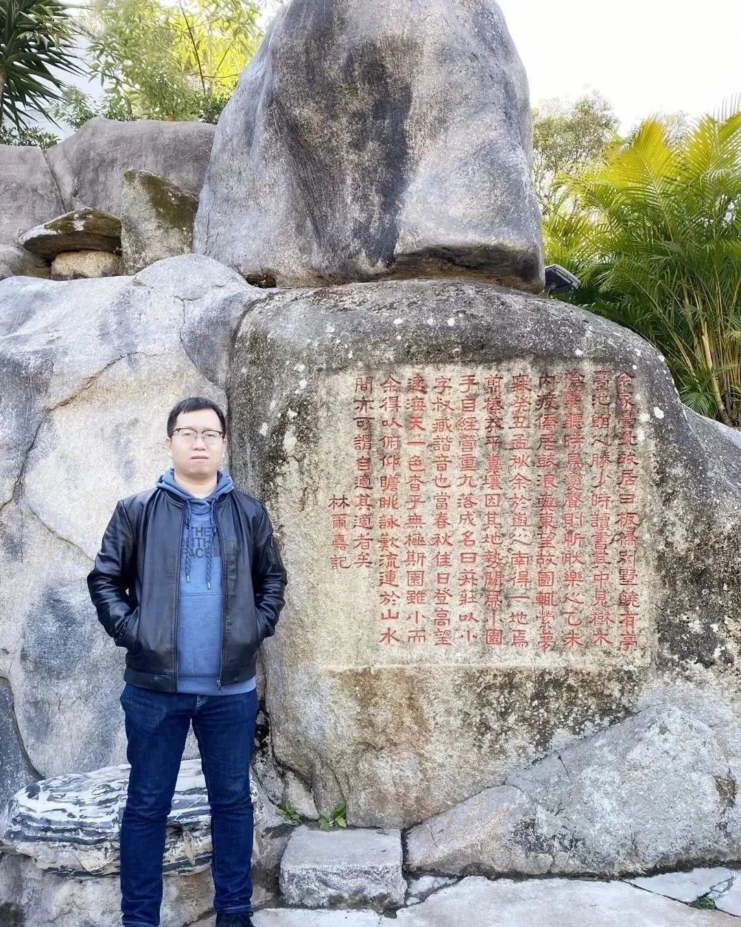 張象，中國作協(xié)會員，山西文學(xué)院簽約作家。小說見于《十月》《上海文學(xué)》《青年文學(xué)》等刊物，出版作品有《外省青年》等三部。