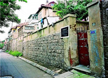 現代作家的青島印象與抗戰(zhàn)記憶　　青島是中共地下黨組織和左聯小組的重要據點，也是大批現代作家的寓居之地。[詳細]