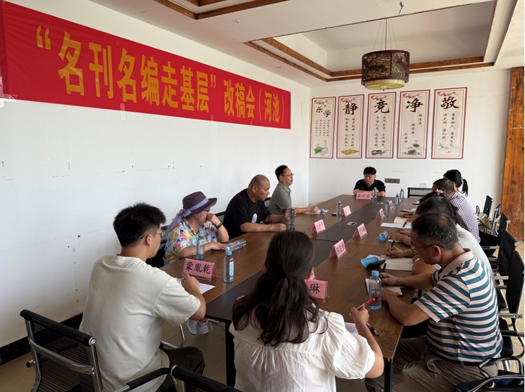 王十月在“名刊名編走基層”河池改稿會(huì)現(xiàn)場(chǎng)。（潘劍 攝 )