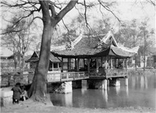 抗戰(zhàn)中的上海公園　　若是以上海的公園作為線索，也會浮現出一段屈辱與抗爭交織、傷害與堅韌并存的抗戰(zhàn)史。[詳細]