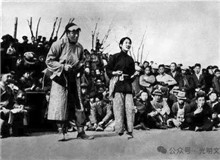 《放下你的鞭子》：“流動的抗戰(zhàn)火炬”　　1939年，為抗戰(zhàn)籌款的徐悲鴻，遇到了來此地演出的新中國劇團。[詳細]