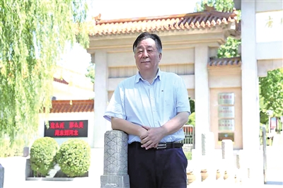 王安潤，中國電影家協(xié)會(huì)會(huì)員，中國報(bào)告文學(xué)學(xué)會(huì)會(huì)員，中國散文學(xué)會(huì)會(huì)員，新疆報(bào)告文學(xué)創(chuàng)作委員會(huì)副主任。享受國務(wù)院政府特殊津貼專家。全國優(yōu)秀新聞工作者、全國“德藝雙馨”電視藝術(shù)工作者。國家一級(jí)編劇。石河子大學(xué)客座教授，自治區(qū)藝術(shù)學(xué)院、塔里木大學(xué)碩士生導(dǎo)師。兵團(tuán)電影電視藝術(shù)家協(xié)會(huì)原副主席兼秘書長；兵團(tuán)廣播電視臺(tái)原黨委委員、副臺(tái)長。出版?zhèn)€人專著18部，其中，《沙海擊浪》《在六分之一國土上》分獲兵團(tuán)精神文明建設(shè)“五個(gè)一工程”獎(jiǎng)。擔(dān)任主創(chuàng)的電影、紀(jì)錄片、廣播劇多次獲得中國電視金鷹獎(jiǎng)、中國電視星光獎(jiǎng)，及天山文藝獎(jiǎng)、新疆電視文藝一等獎(jiǎng)、新疆廣播文藝一等獎(jiǎng)、兵團(tuán)“五個(gè)一工程”獎(jiǎng)、綠洲文藝獎(jiǎng)等。其中，《無罪》獲第50屆休斯敦國際電影節(jié)“白金雷米獎(jiǎng)”，《杰米拉》獲第23屆上海國際電影節(jié)組委會(huì)大獎(jiǎng)，《我的阿恰》被中國電影資料館收藏，《守護(hù)者》獲電影頻道收視率第三、市場(chǎng)占有率第四佳績?！缎“讞睢?、《血緣》分獲第三屆、第八屆亞洲微電影藝術(shù)節(jié)“金海棠”獎(jiǎng)最佳作品獎(jiǎng)和優(yōu)秀編劇獎(jiǎng)，《一路有你》獲第三屆戛納微電影國際電影節(jié)大獎(jiǎng)。長篇報(bào)告文學(xué)《太陽遲落的高原》獲2023年中國作家協(xié)會(huì)重點(diǎn)作品扶持。