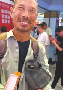 河南農(nóng)民工劉詩利參加作家陳行甲新書分享會。圖據(jù)人民日報客戶端