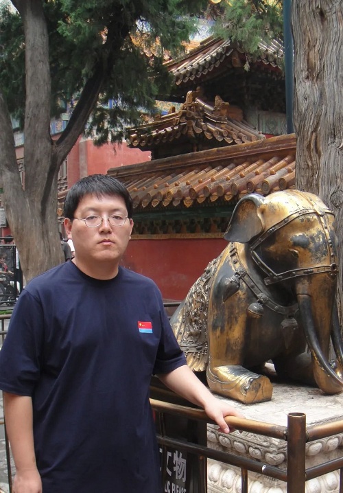 宋嵩，山東東營人，1985年生于濟(jì)南。文學(xué)博士?，F(xiàn)為《長篇小說選刊》雜志主編，副編審，中國小說學(xué)會常務(wù)理事。著有評論集《瑯?gòu)至鼷湣贰?></p>
<p style=