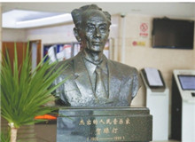 《游擊隊歌》：“每一寸土地都是我們自己的”　　“我們都是神槍手，每一顆子彈消滅一個敵人。我們都是飛行軍，哪怕那山高水又深……”[詳細]