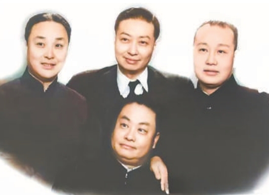 “四大名旦”的抗戰(zhàn)情懷　　抗戰(zhàn)時期，這四位京劇大師不與敵寇合作，不為敵人所利用，且以編演劇目借古喻今，展現了藝術家的高尚情操和民族氣節(jié)。[詳細]