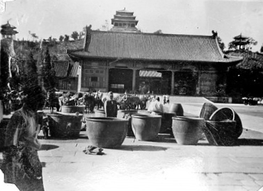 侵華戰(zhàn)爭時，日軍盯上了故宮里的大銅缸　　經歷了歲月的洗禮之后，這些水缸作為故宮文化的組成部分，向人們訴說著它們見證的歷史變遷。[詳細]