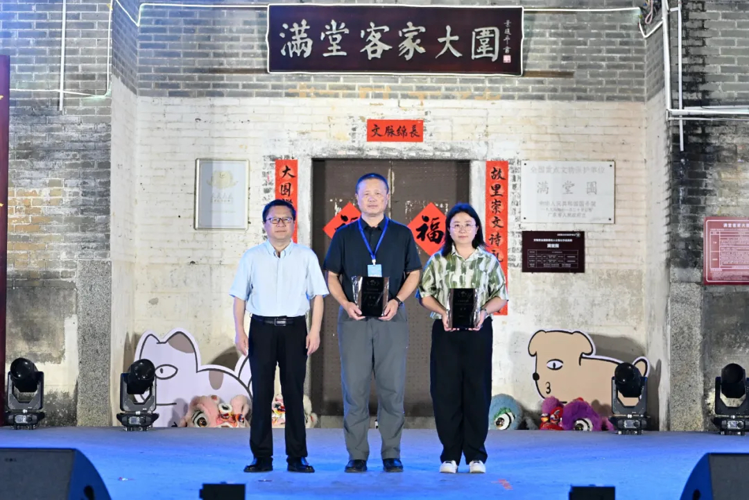 《詩刊》主編李少君為首獎獲得者段維、鄧輝（代領(lǐng)人）頒獎