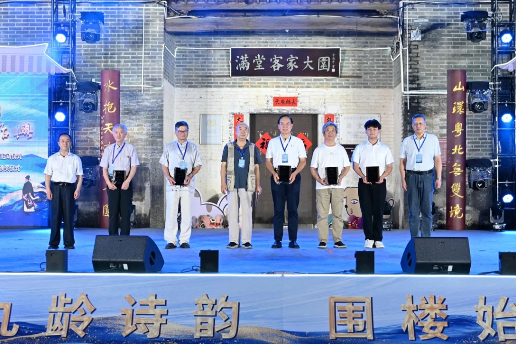 中國書籍出版社原副總編輯、北京詩詞學(xué)會副會長趙安民，《中華詩詞》編輯部主任盧冷夫為佳作獎獲得者頒獎