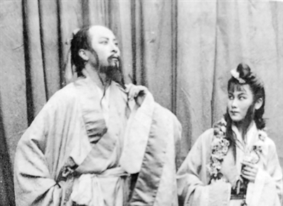 抗戰(zhàn)戲劇，紅幕赤聲撥時弦　　當正常的舞臺演出被戰(zhàn)爭打斷，戲劇從某種程度上就已經超越內容本身，成為民族解放戰(zhàn)爭的一部分。[詳細]