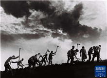 抗戰(zhàn)攝影師吳印咸：時代長河中的光影記錄　　1938年的漢口街頭，荷蘭導演尤里斯·伊文思把自己的攝影機交給了一個中國人。[詳細]