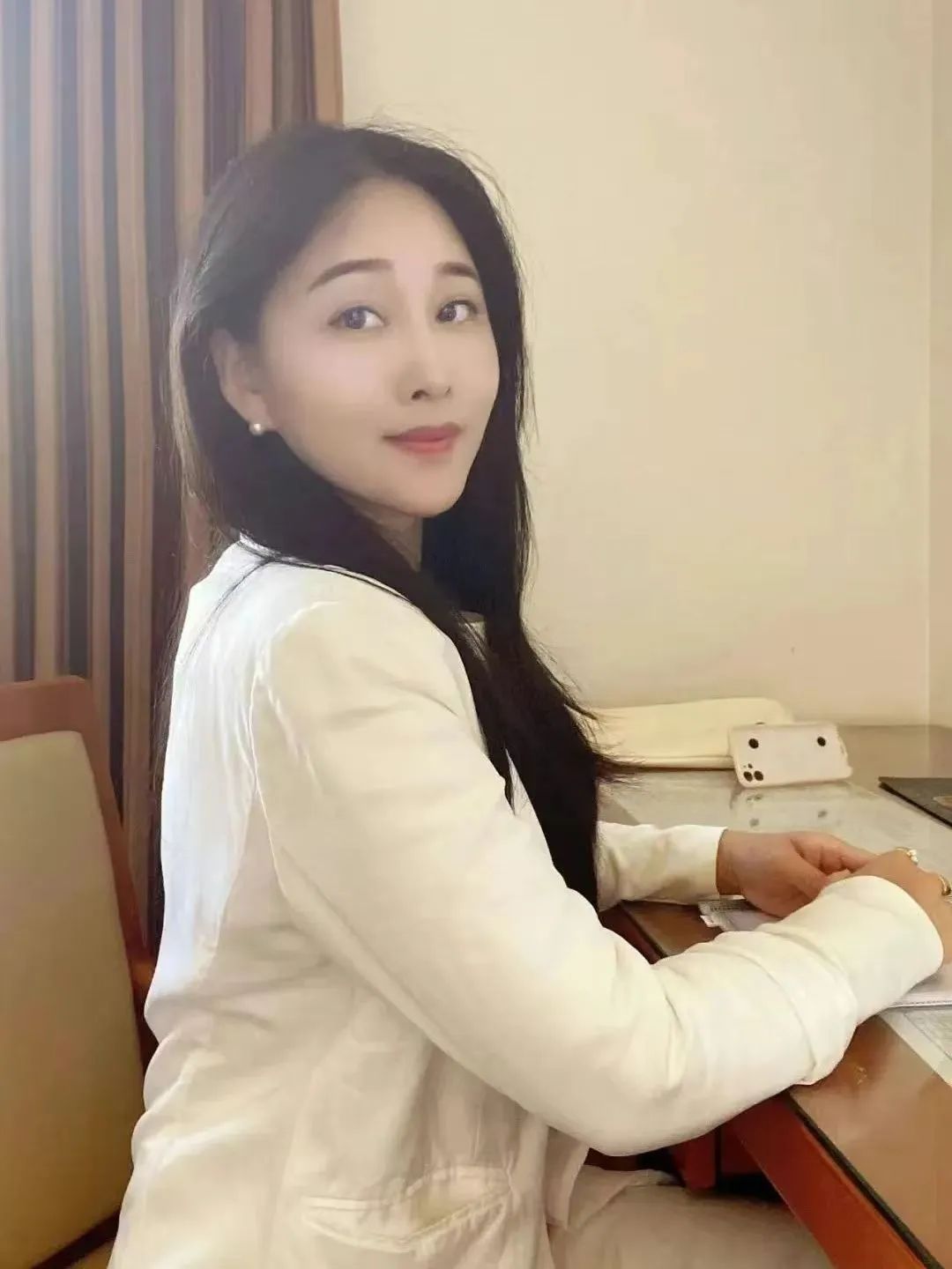 【作者簡介：時曉，安徽宿州人，碩士，現(xiàn)居上海。魯迅文學(xué)院第44屆中青年作家高級研討班學(xué)員，中作協(xié)會員，安徽文學(xué)藝術(shù)院簽約作家。在《人民文學(xué)》《詩刊》《詩歌月刊》《安徽文學(xué)》《山東文學(xué)》《海燕》《紅豆》《雨花》《揚子江詩刊》《延河》等雜志發(fā)表作品。獲第十二屆揚子江詩學(xué)獎·詩歌獎。短篇小說集《來去之間》入圍2022年探照燈10月好書榜，入選2022年11月文藝聯(lián)合書單?！?></p>
<p style=