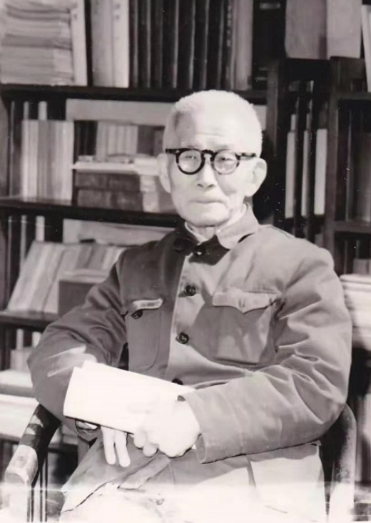 1940年元旦，巖洞里的松花糖　　中國現代文學館珍藏的楊晦抗戰(zhàn)日記（1937-1940），以私人化的書寫為抗戰(zhàn)時期的桂林文化生態(tài)留下了珍貴注腳。其中1940年元旦前后的兩篇日記，以“乘車票價”“空襲警報”“友人交往”等日常碎片，拼貼出大后方知識分子在戰(zhàn)火中的生存圖景。[詳細]