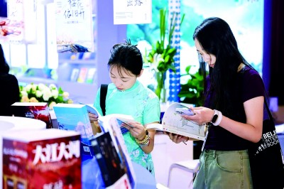 第31屆北京圖博會(huì)網(wǎng)絡(luò)文學(xué)專(zhuān)題展吸引觀眾閱讀。資料圖片