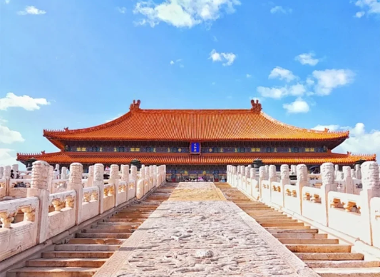 太和殿見證日軍投降儀式　　廣場上民眾歡呼雀躍，情緒高亢，氣氛熱烈。軍樂隊凱歌高奏，禮炮齊鳴。隨后全體肅立，為在抗日戰(zhàn)爭中犧牲的中國將士默哀……[詳細]