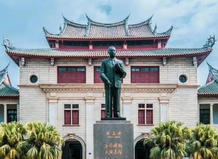 陳嘉庚1940年考察抗戰(zhàn)中的中國大學　　陳嘉庚（1874—1961）是著名愛國華僑領袖，被毛澤東譽為“華僑旗幟，民族光輝”。[詳細]