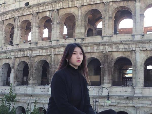 眉師娘，本名張眉，95后網(wǎng)絡(luò)文學(xué)作家。代表作品《奔騰年代——向南向北》獲第五屆現(xiàn)實題材網(wǎng)絡(luò)文學(xué)征文大賽特等獎，《云去山如畫》獲第九屆現(xiàn)實題材網(wǎng)絡(luò)文學(xué)征文大賽特別獎。