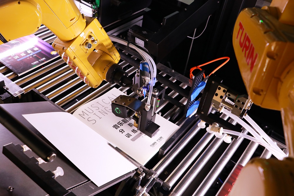 六軸工業(yè)機(jī)器人精細(xì)配合，完成圖書(shū)各項(xiàng)加工作業(yè)。 廣東省立中山圖書(shū)館供圖