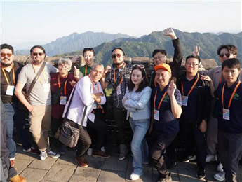 長城上，千年斑駁成詩，訴予我聽