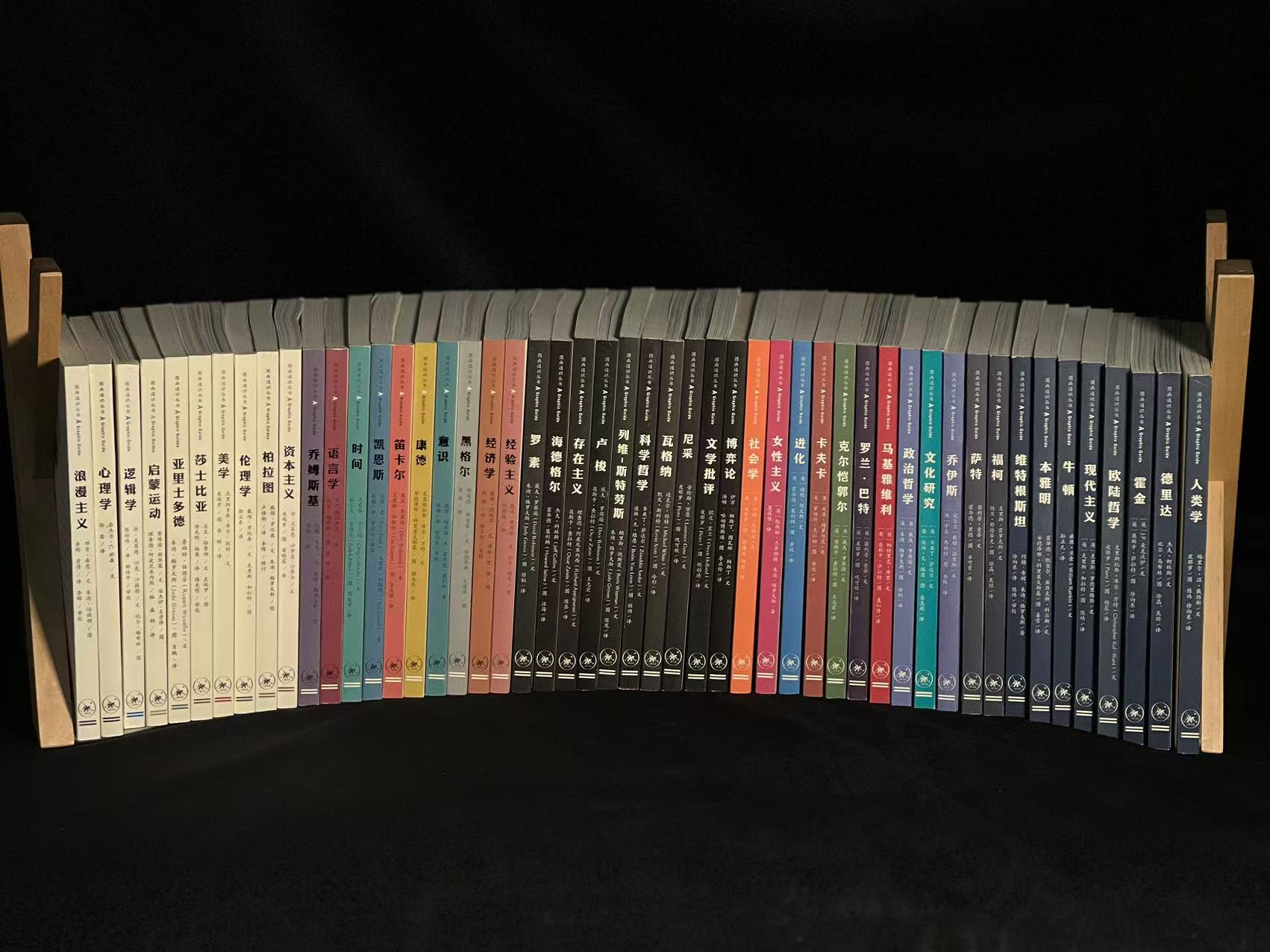 從一個(gè)個(gè)書稿案卷到一本本書，需要若干名編輯花費(fèi)幾年、十年甚至幾十年的時(shí)間。受訪者供圖