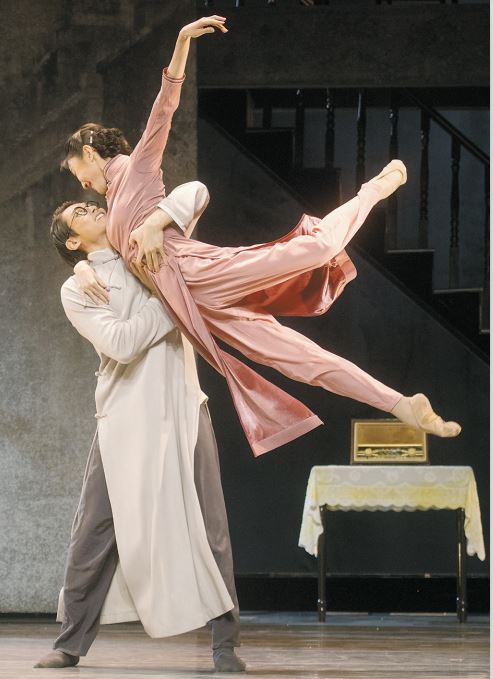 破解舞臺創(chuàng)作同質(zhì)化困局，要在尊重藝術(shù)規(guī)律的基礎(chǔ)上，重構(gòu)“鼓勵創(chuàng)新、彰顯特色、生態(tài)健康”的創(chuàng)作體系。圖為廣受好評的川劇《巴山秀才》（左）和舞劇《永不消逝的電波》（右）。