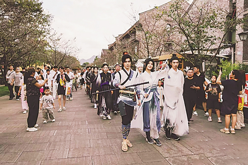 臺(tái)州府城與《劍來(lái)》IP聯(lián)動(dòng)，在國(guó)慶假期為書(shū)迷定制了一個(gè)“劍來(lái)世界”新華網(wǎng)發(fā) 臺(tái)州府城 供圖