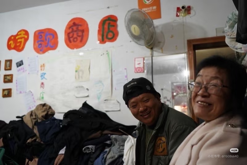 小海在“詩(shī)歌商店”圖片來(lái)自小海的社媒平臺(tái)