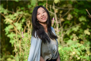 兒童繪本：獲獎作品《媽媽的剪影》作者：彎彎 劉雪純         獲獎感言我和媽媽劉雪純一起創(chuàng)作的這本書，正如它的名字，其靈感來源于我的媽媽。書里的剪紙，都是她30年前用最質(zhì)樸的剪刀語言，鐫刻下的生命印記。她剪下春耕秋收的田埂，剪下灶臺邊的飯菜香氣，剪下縫紉機踏板的吱呀作響。