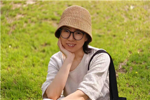 童話：獲獎作品《我的，我的》作者：趙卯卯         獲獎感言寫作兒童文學(xué)以來，我從未因為作品是寫給孩子們看的就敷衍。恰恰相反，我會更加謹慎地寫作。兒童是充滿智慧的，他們會用自己的方式去解讀、理解這個世界。為今天的孩子們寫出屬于他們這個時代的好作品，是我的責任，也是我的義務(wù)。