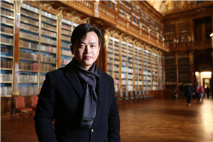 科幻文學(xué)：獲獎作品《火苗照亮宇宙：暗生命傳奇》作者：王威廉         獲獎感言小時候，我第一次讀到鄭文光先生的《飛向人馬座》，書中描繪的浩瀚宇宙和中國少年探索黑洞的勇氣深深震撼了我，讓我對深空充滿了無限的好奇與想象。從那時起，對未知世界的探索欲望便埋藏在我的心里。