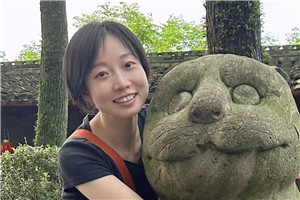 童話：獲獎作品《外婆變成了麻貓》作者：慈琪         獲獎感言關(guān)于外婆的童話獲獎了，我心中百感交集。我無法和外婆分享喜悅，因為她不會知道發(fā)生了什么，即便知道，也會很快忘記。如今的她，生活在許多“全新”的一分鐘里，高興是一分鐘，生氣是一分鐘……