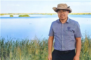 小說：獲獎作品《額吉的河》作者：許廷旺         獲獎感言在阿拉善流傳著“半袋冰糖”的故事。當年一對年輕夫婦給上海孤兒送些牛奶、黃油。妻子看到一個男孩，兩歲了，不會坐不會爬，大腦袋小細脖。男孩與她特別親，臨走時哭鬧不止。當晚，夫婦商議領(lǐng)養(yǎng)男孩。