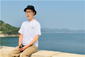 詩歌：獲獎作品《我知道所有問題的答案了》作者：童子         獲獎感言我曾經(jīng)以為，人生是一條拋物線，從出生的起點慢慢爬上高峰，再慢慢滑落低谷。如果按人的生理表現(xiàn)，是這樣的。但我越來越意識到，人之所以為人，是因為我們有靈魂。靈魂可以不被身體束縛……