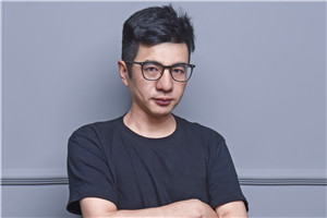 小說：獲獎作品《大河的歌謠》作者：大秀         獲獎感言我出生在魯西南黃河畔，大學(xué)畢業(yè)后生活在紅船旁。江南文化的細膩與齊魯大地的渾厚共同造就了我的文學(xué)語言。我為什么要書寫黃河？因為對我而言，黃河不僅是地理上的故鄉(xiāng)，更是我所創(chuàng)建的文學(xué)故鄉(xiāng)。